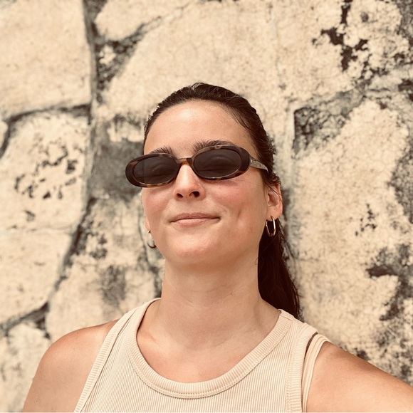 Meet your Posher, Amanda - Picture 1 of 6